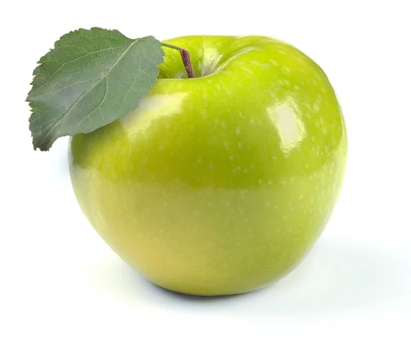 Manzana verde fresca con hoja verde —  Fotos de Stock