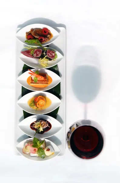 スナックと赤ワインのガラスのセット — ストック写真