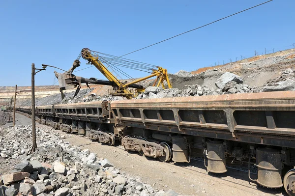 Lastning av järnmalm järnvägar — Stockfoto
