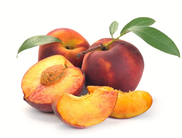 Pfirsich und eine Hälfte und Blätter — Stockfoto