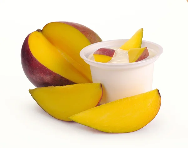 Jogurt z mango i kawałki — Zdjęcie stockowe