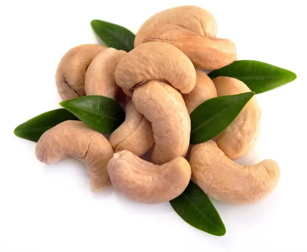 Спелые орехи кешью с листьями — стоковое фото