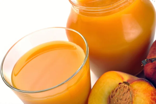 Персиковый сок и фрукты — стоковое фото