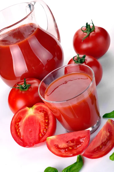 Kruik, glas tomatensap en vruchten — Stockfoto