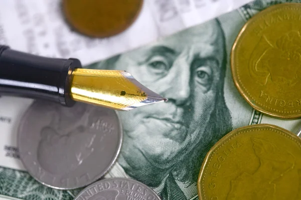 Pen and money — Stock Photo, Image