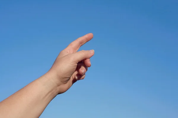 Палец и небо — стоковое фото
