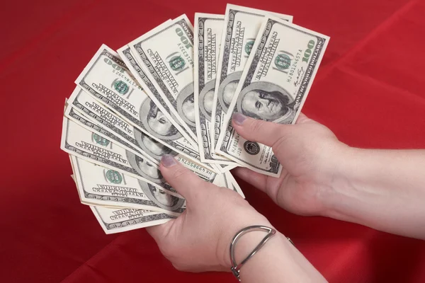 Руки и доллары — стоковое фото