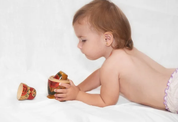 Дитина та іграшка — стокове фото
