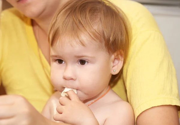 The baby eats — Stock Photo, Image