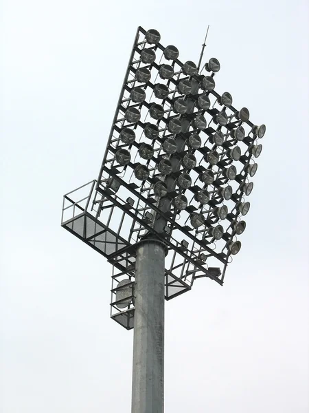 Grandes holofotes torre de iluminação em um estádio — Fotografia de Stock