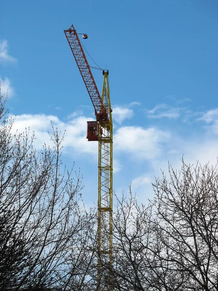 Grúa de construcción alta contra el cielo azul — Foto de Stock