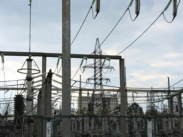 Linie energetyczne przesyłowych wysokiego napięcia w elektrowni — Zdjęcie stockowe