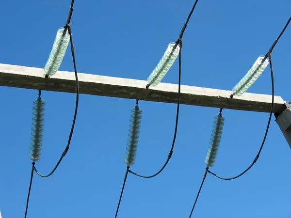 Hoogspanning transmissie macht lijn en glazen isolatoren — Stockfoto