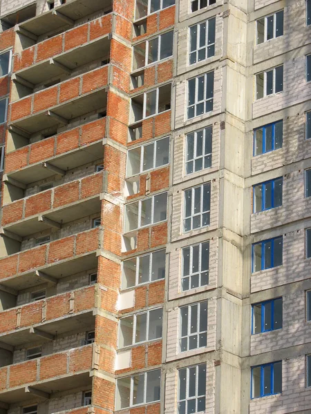 窗户和阳台外立面的现代公寓楼施工常见问题 — 图库照片