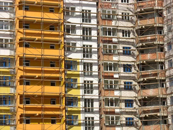 Ventanas y balcón fachada de la moderna casa de apartamentos constructio —  Fotos de Stock