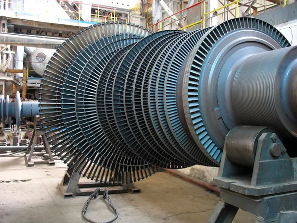 Паровая турбина генератора во время ремонта, техника в порошке — стоковое фото