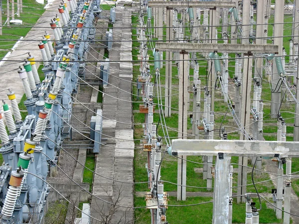 Hoogspanning transmissie power lijnen op elektriciteitscentrale — Stockfoto