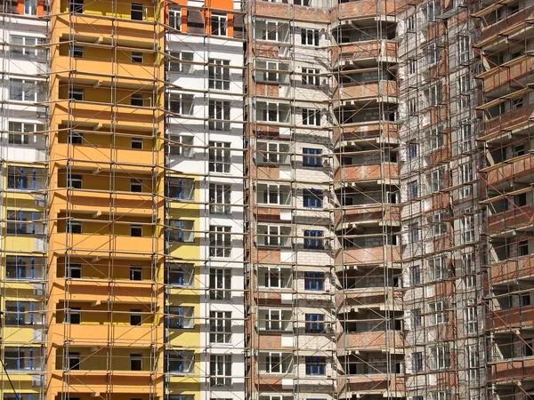Finestre e balcone facciata del moderno condominio constructio — Foto Stock