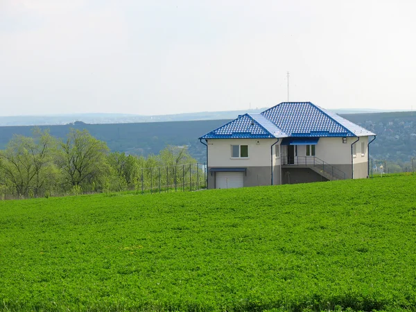 Μοναχικό ζωντανό σπίτι στη μέση του πράσινο λιβάδι — Φωτογραφία Αρχείου