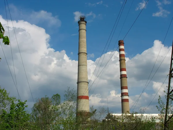 青空に対して 2 つの発電所の煙突 — ストック写真