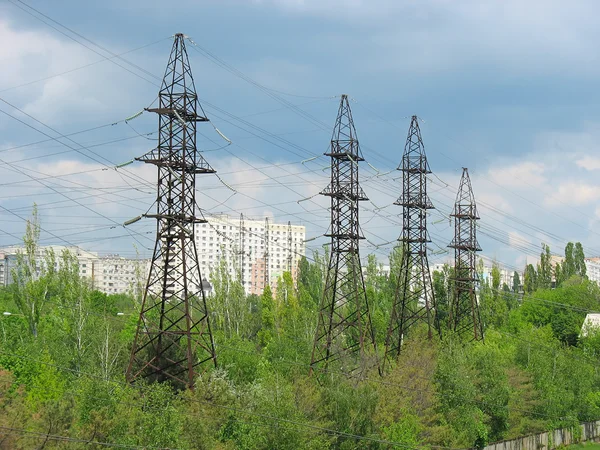 Elektrische transmissielijnen en bewolkte hemel — Stockfoto