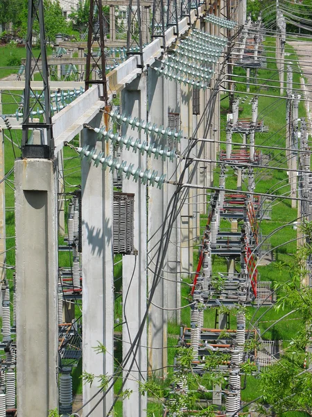 Hochspannungsleitungen im Kraftwerk — Stockfoto