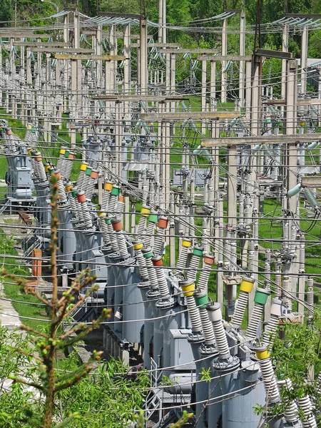 Ηλεκτροφόρα καλώδια υψηλής τάσης με μετάδοση σε εργοστάσιο ενέργειας — Φωτογραφία Αρχείου