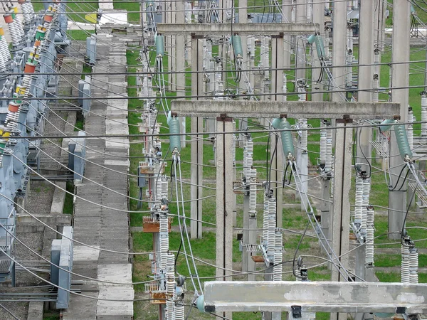 Hoogspanning transmissie power lijnen op elektriciteitscentrale — Stockfoto