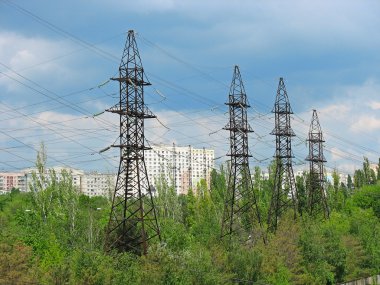 Elektrik iletim hatları ve bulutlu gökyüzü