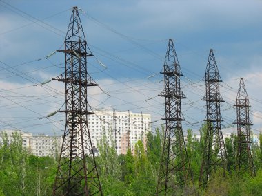 Elektrik iletim hatları ve bulutlu gökyüzü