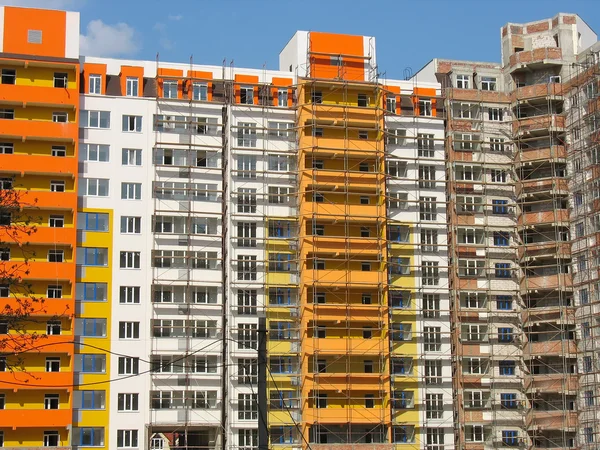 Byggandet av nya moderna lägenheter hus — Stockfoto