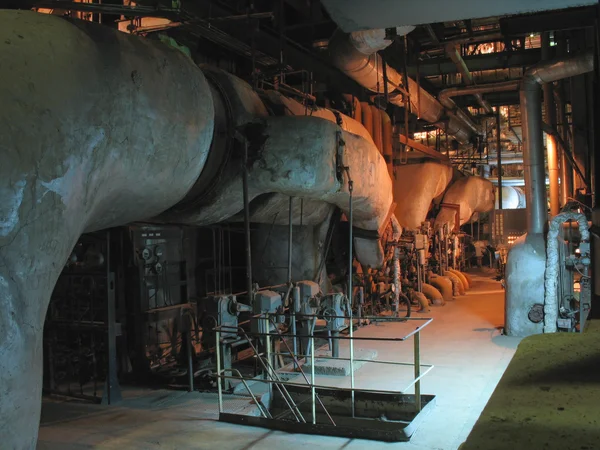 Tubos, tubos, máquinas e turbinas a vapor na central eléctrica — Fotografia de Stock