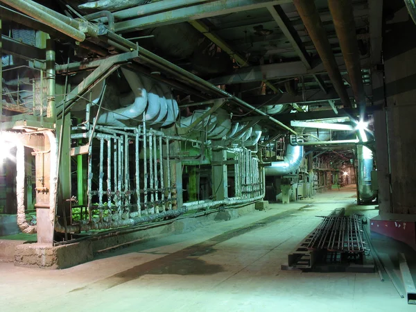 Tubi, tubi, macchinari e turbine a vapore nella centrale elettrica — Foto Stock
