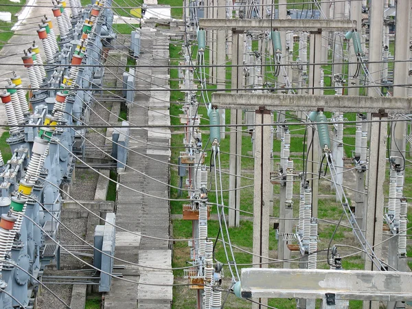 Överföring högspänningsledningar vid kraftverk — Stockfoto