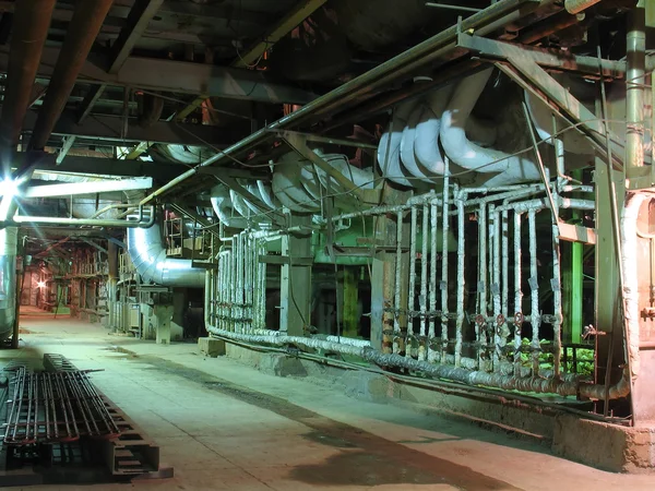 Tubi, tubi, macchinari e turbine a vapore nella centrale elettrica — Foto Stock