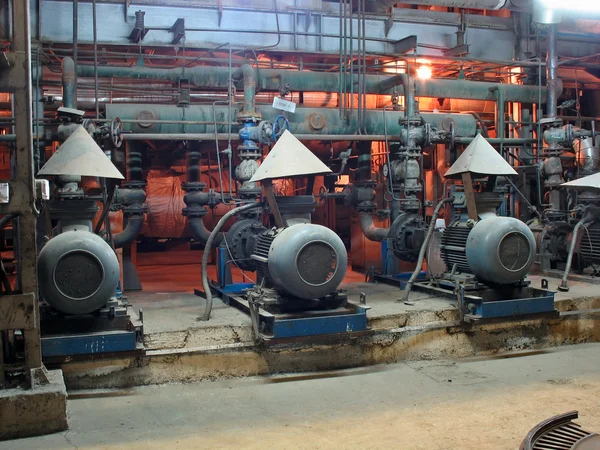 Motori elettrici che azionano pompe ad acqua nella centrale elettrica — Foto Stock