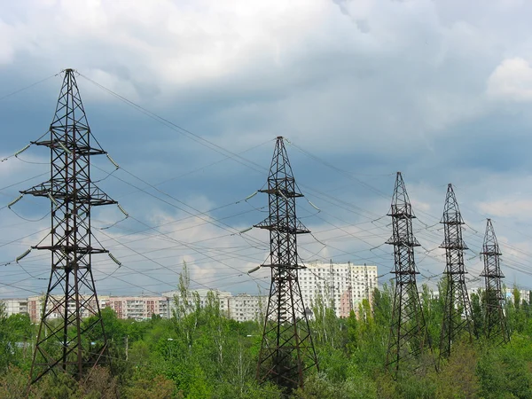 Elektrische transmissielijnen en bewolkte hemel — Stockfoto