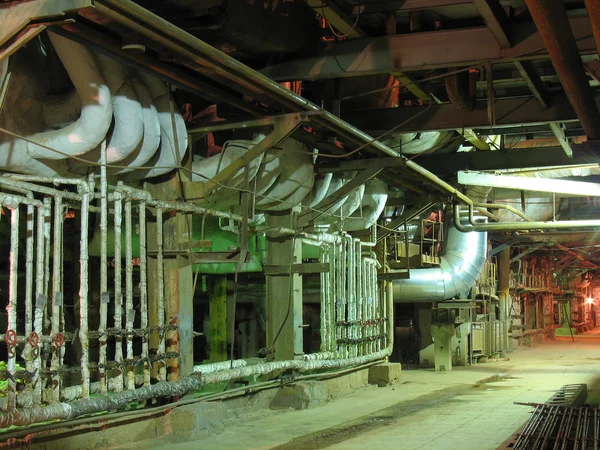 Tubos, tubos, maquinaria y turbina de vapor en la central eléctrica — Foto de Stock