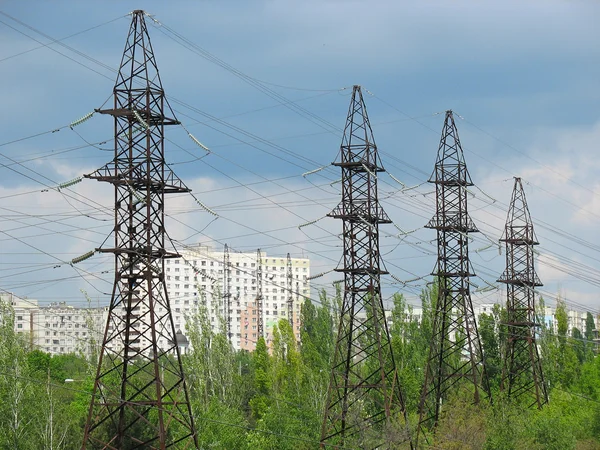 Líneas de transmisión de energía eléctrica y cielo nublado — Foto de Stock