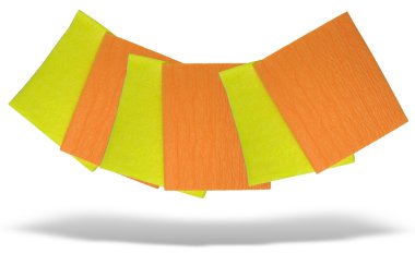 Beyaz arka plan üzerinde izole sarı ve turuncu peçeteler