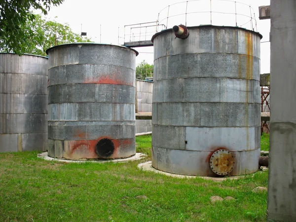 Старые промышленные ржавые резервуары для химикатов — стоковое фото