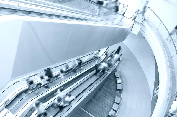 Escaleras mecánicas en el centro comercial . —  Fotos de Stock