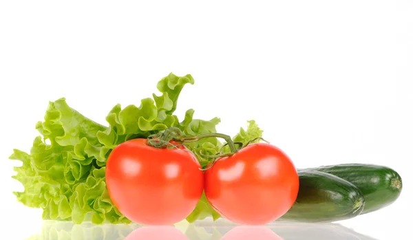 Salade verte, tomates et concombre isolés sur fond blanc — Photo