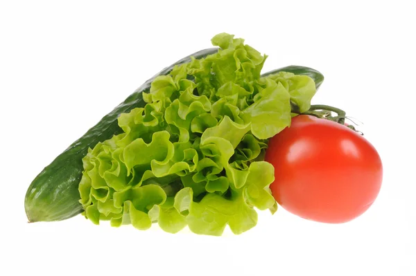 Groene salade, tomaten en komkommer geïsoleerd op de witte achtergrond — Stockfoto