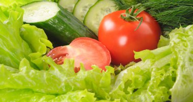 yeşil salata ve domates izole beyaz zemin üzerine