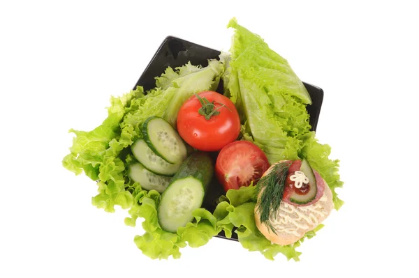 Grüne Salattomaten und Sandwich auf dem schwarzen Teller isoliert — Stockfoto