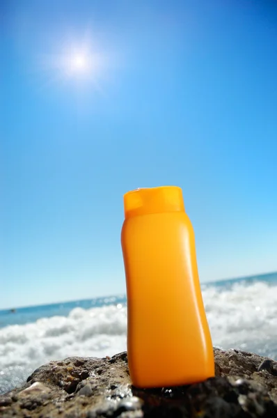 Rör med solskydd på stranden av oceanen — Stockfoto