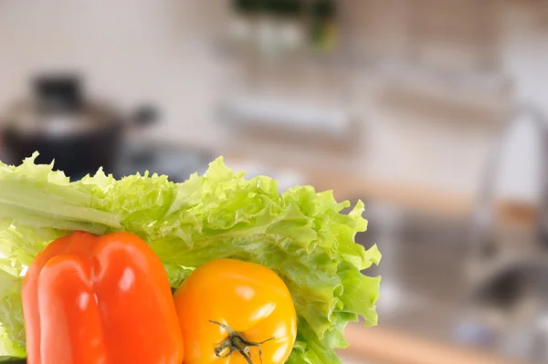 Salade verte et tomate isolée avec fond flou — Photo