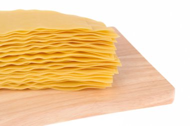 Lazanya makarna üzerine beyaz zemin üzerine izole kesme tahtası