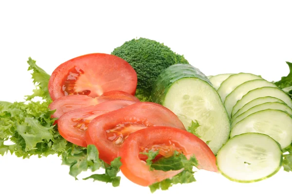 Groene salade, gesneden tomaat en komkommer geïsoleerd op de witte achtergrond — Stockfoto